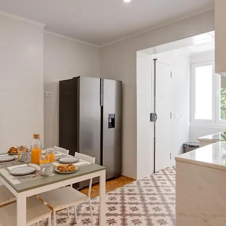 Spacious Tailor Made Flat With Ac In Areeiro * Lisboa